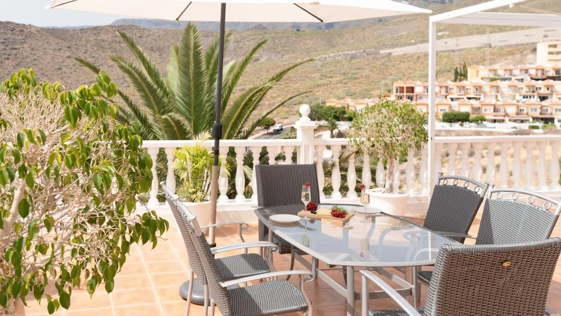 Enchanting Villa Portocervo Costa Adeje  Casa de Férias